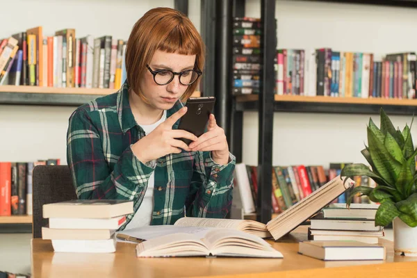 Młoda Ruda Kobieta Okularach Czytać Książkę Bibliotece — Zdjęcie stockowe