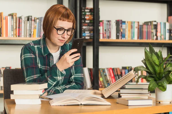 Młoda Ruda Kobieta Okularach Czytać Książkę Bibliotece — Zdjęcie stockowe