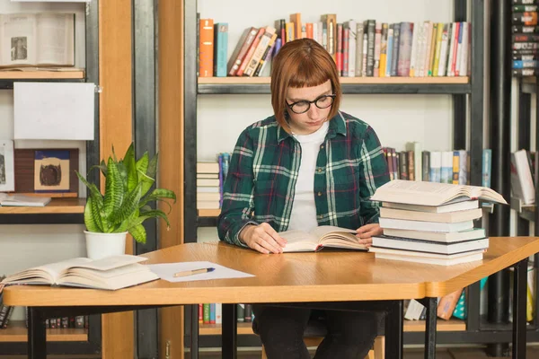 Jeune Rousse Femme Lunettes Lire Livre Dans Bibliothèque — Photo