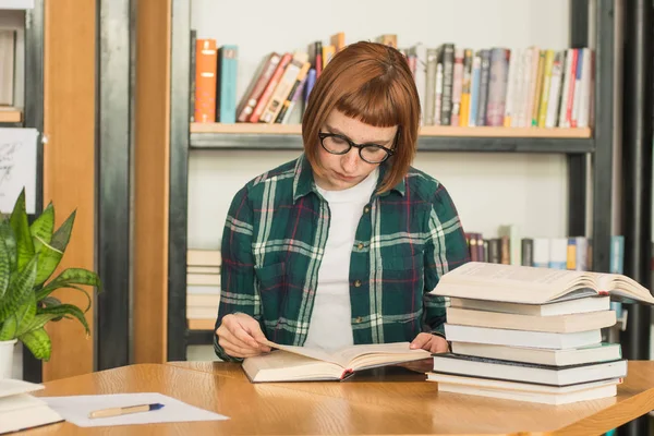 Jeune Rousse Femme Lunettes Lire Livre Dans Bibliothèque — Photo