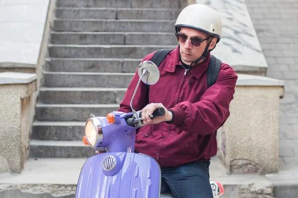 Jonge Stijlvolle Man Met Kleurrijke Motor Scooter — Stockfoto