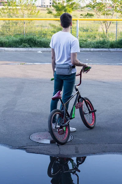 Fiatal Férfi Bmx Kerékpár Állni Egyedül Szabadban — Stock Fotó