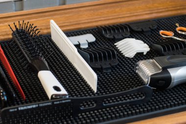 Masadaki berber aletlerinin kapatılması