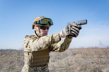 Nato üniformalı erkek asker sahada el silah outoors ile