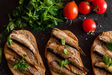 Siyah masada domates ile füme sprats yakın