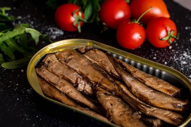 Siyah masada domates ile füme sprats yakın