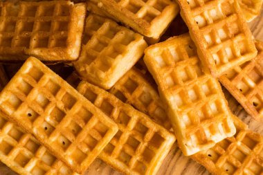 ahşap masada birçok Belçika waffle yakın 