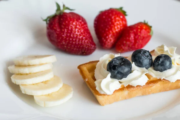 Assiette Blanche Aux Gaufres Belges Aux Fraises Bananes Bleuets — Photo