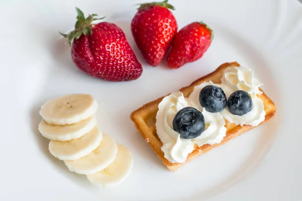 Assiette Blanche Aux Gaufres Belges Aux Fraises Bananes Bleuets — Photo