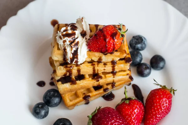 Belgian Waffles Strawberry Blueberries White Blate Close — Zdjęcie stockowe