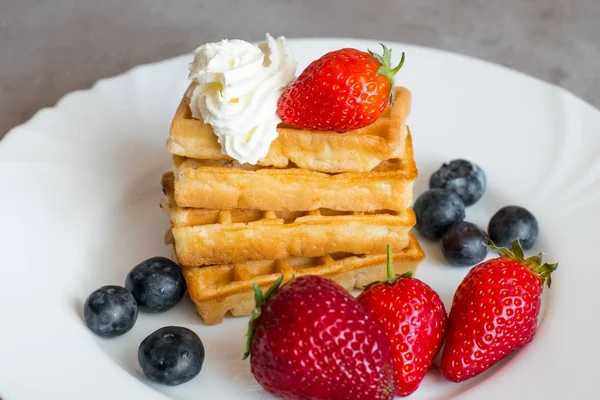 Belgische Waffeln Mit Erdbeeren Und Blaubeeren Auf Weißem Blate Großaufnahme — Stockfoto