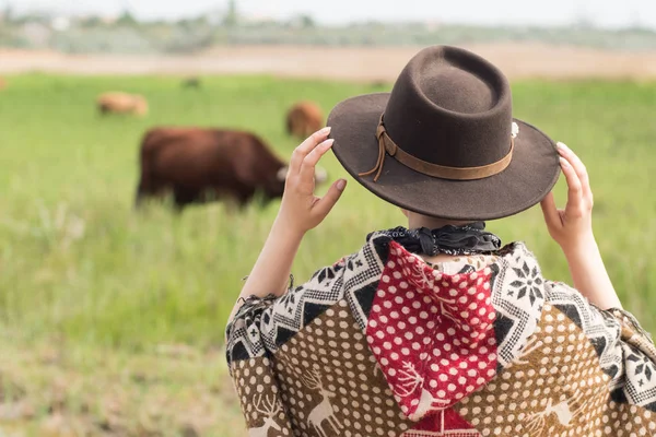 Young Woman Traveler Poncho Hat Walk Fields Farm — Stock Photo, Image