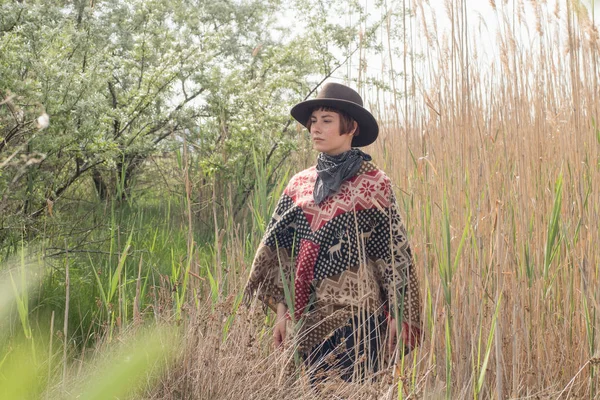 Jóvenes Viajeras Poncho Sombrero Caminan Por Los Campos Granja — Foto de Stock