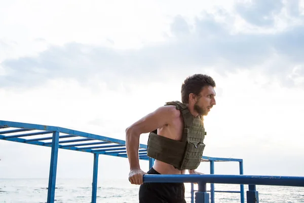 Joven Atleta Barbudo Entrenamiento Aire Libre Con Chaleco Ponderado Ejercicio — Foto de Stock