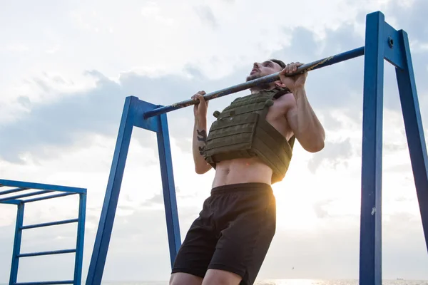 Jeune Athlète Barbu Entraînant Plein Air Avec Gilet Pondéré Exercice — Photo