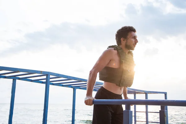 Joven Atleta Barbudo Entrenamiento Aire Libre Con Chaleco Ponderado Ejercicio — Foto de Stock