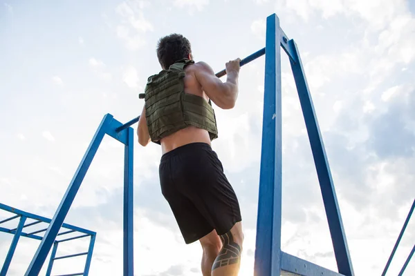 Jeune Athlète Barbu Entraînant Plein Air Avec Gilet Pondéré Exercice — Photo