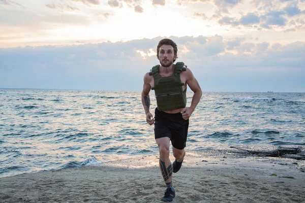 Jeune Athlète Barbu Entraînant Plein Air Avec Gilet Pondéré Exercice — Photo