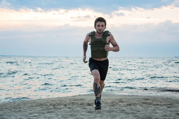 Genç Sakallı Atlet Ağırlıklı Yelek Ile Açık Havada Eğitim Askeri — Stok fotoğraf