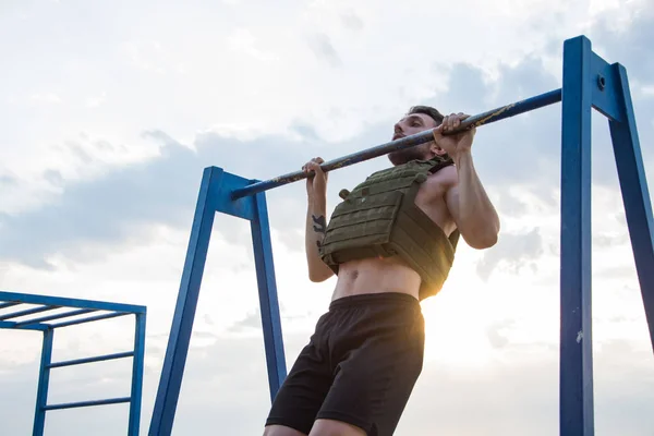 Junger Bärtiger Athlet Trainiert Freien Mit Gewichteter Weste Übung Mit — Stockfoto