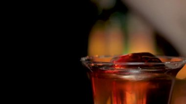 Karanlık ışıkta iş yerinde barmenlerin yakın çekim