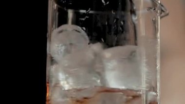 Karanlık ışıkta iş yerinde barmenlerin yakın çekim