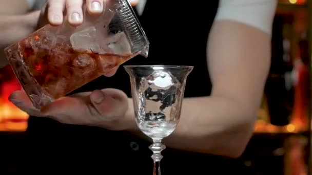 Close Van Barmannen Het Werk Donker Licht — Stockvideo