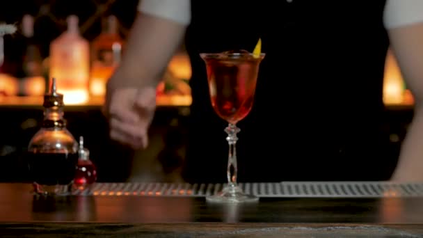 Close Bartenders Trabalho Luz Escura — Vídeo de Stock