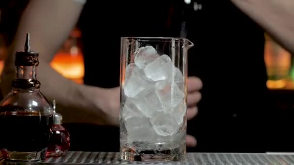 Close Bartenders Trabalho Luz Escura — Vídeo de Stock