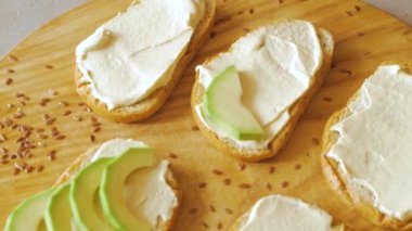 Ahşap masada avokado ve domates ile taze tost