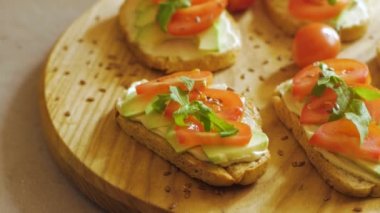Ahşap masada avokado ve domates ile taze tost