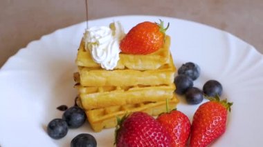 Beyaz tabakta Çilek ve Yaban Mersini ile Belçika waffle yakın
