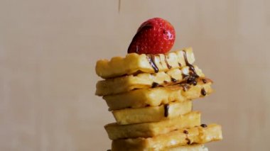 Beyaz tabakta Çilek ve Yaban Mersini ile Belçika waffle yakın