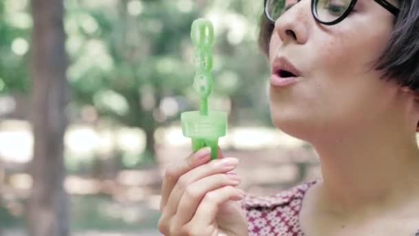 Mujer Joven Gafas Que Soplan Burbujas Aire Libre Parque — Vídeos de Stock