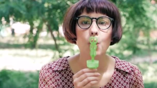 Jeune Femme Dans Des Lunettes Soufflant Des Bulles Extérieur Dans — Video