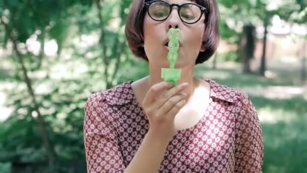 Mujer Joven Gafas Que Soplan Burbujas Aire Libre Parque — Vídeo de stock