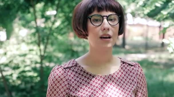 Jeune Femme Dans Des Lunettes Soufflant Des Bulles Extérieur Dans — Video