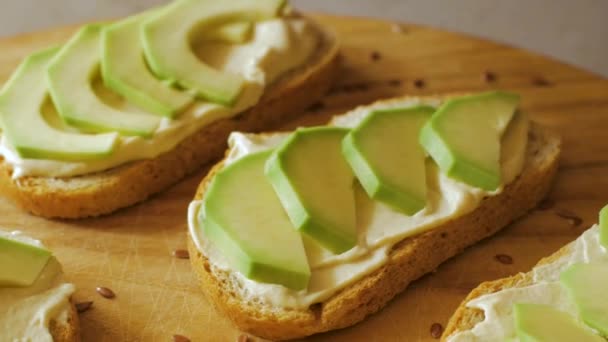 Tostadas Frescas Con Aguacate Tomates Sobre Mesa Madera — Vídeo de stock