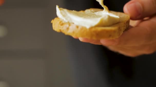 Mann Kocht Hände Die Toast Mit Humus Machen — Stockvideo