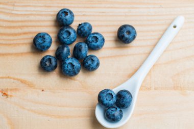 Ahşap masada birçok taze bluederry yakın