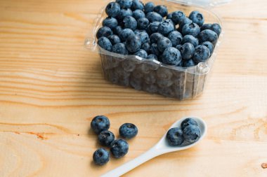 Ahşap masada birçok taze bluederry yakın