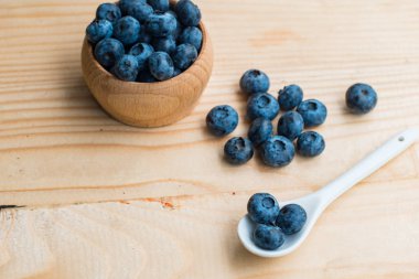 Ahşap masada birçok taze bluederry yakın