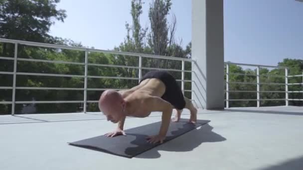 Jonge Man Met Tatoeages Doe Yoga Oefeningen Buitenshuis Het Balkon — Stockvideo