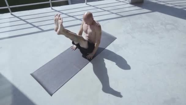 Unga Manliga Med Tatueringar Gör Yoga Övningar Utomhus Balkongen — Stockvideo