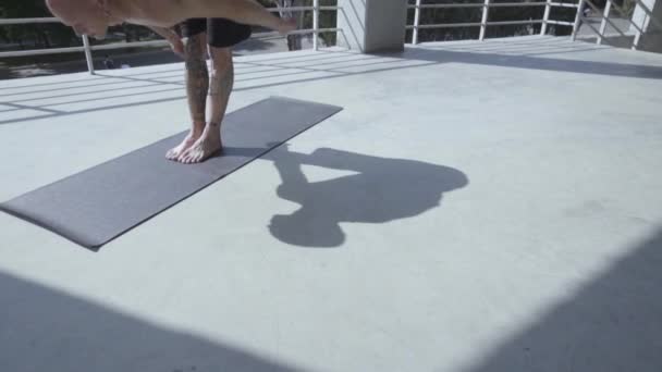 Jonge Man Met Tatoeages Doe Yoga Oefeningen Buitenshuis Het Balkon — Stockvideo