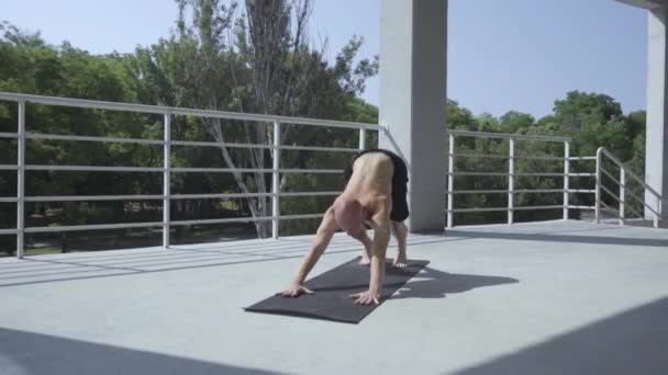 Dövmeli Genç Erkek Balkonda Açık Havada Yoga Egzersizleri Yapmak — Stok video