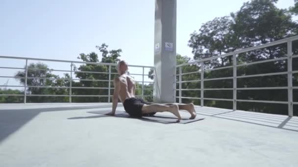 Jonge Man Met Tatoeages Doe Yoga Oefeningen Buitenshuis Het Balkon — Stockvideo