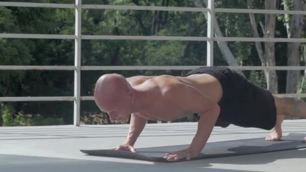 Jeune Homme Tatoué Faire Des Exercices Yoga Extérieur Sur Balcon — Video