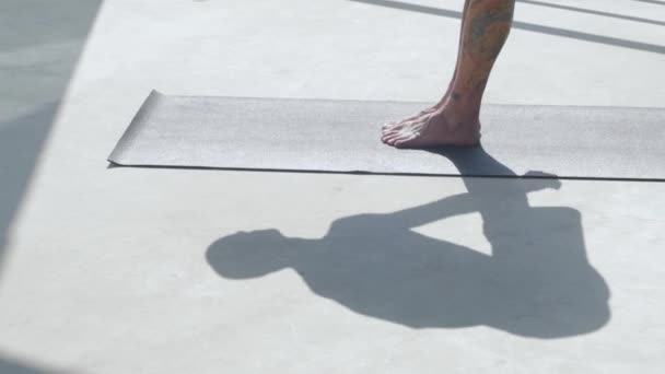 Dövmeli Genç Erkek Balkonda Açık Havada Yoga Egzersizleri Yapmak — Stok video