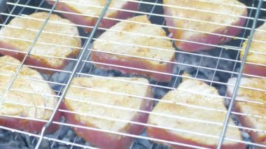 yangında kırmızı balık biftek yakın, açık cocking